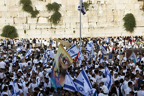 In front of the Wailing Wall, part of the underpinning foundation of Herod’s temple, Jews celebrate the liberation of Jerusalem in June of 1967, a photograph that illustrates the subject Signs Taking Place Today in Jews and Gentiles, in editoriallapaz.org.
